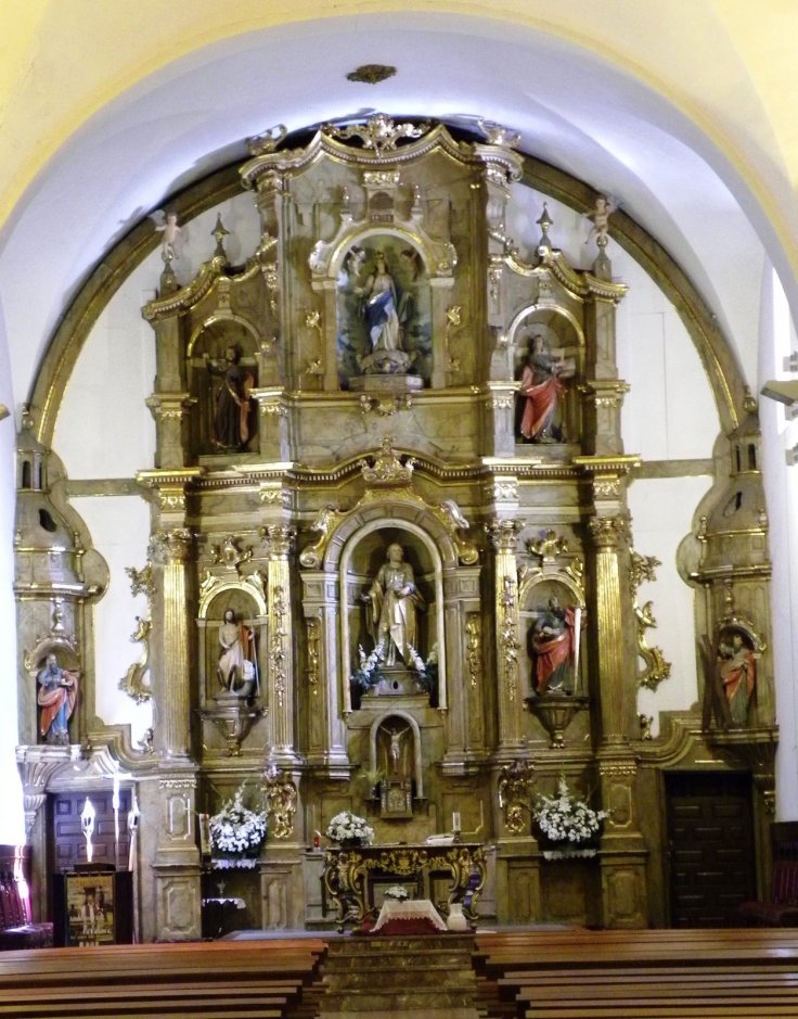 Retablo y altar mayor con San Pedro en el centro